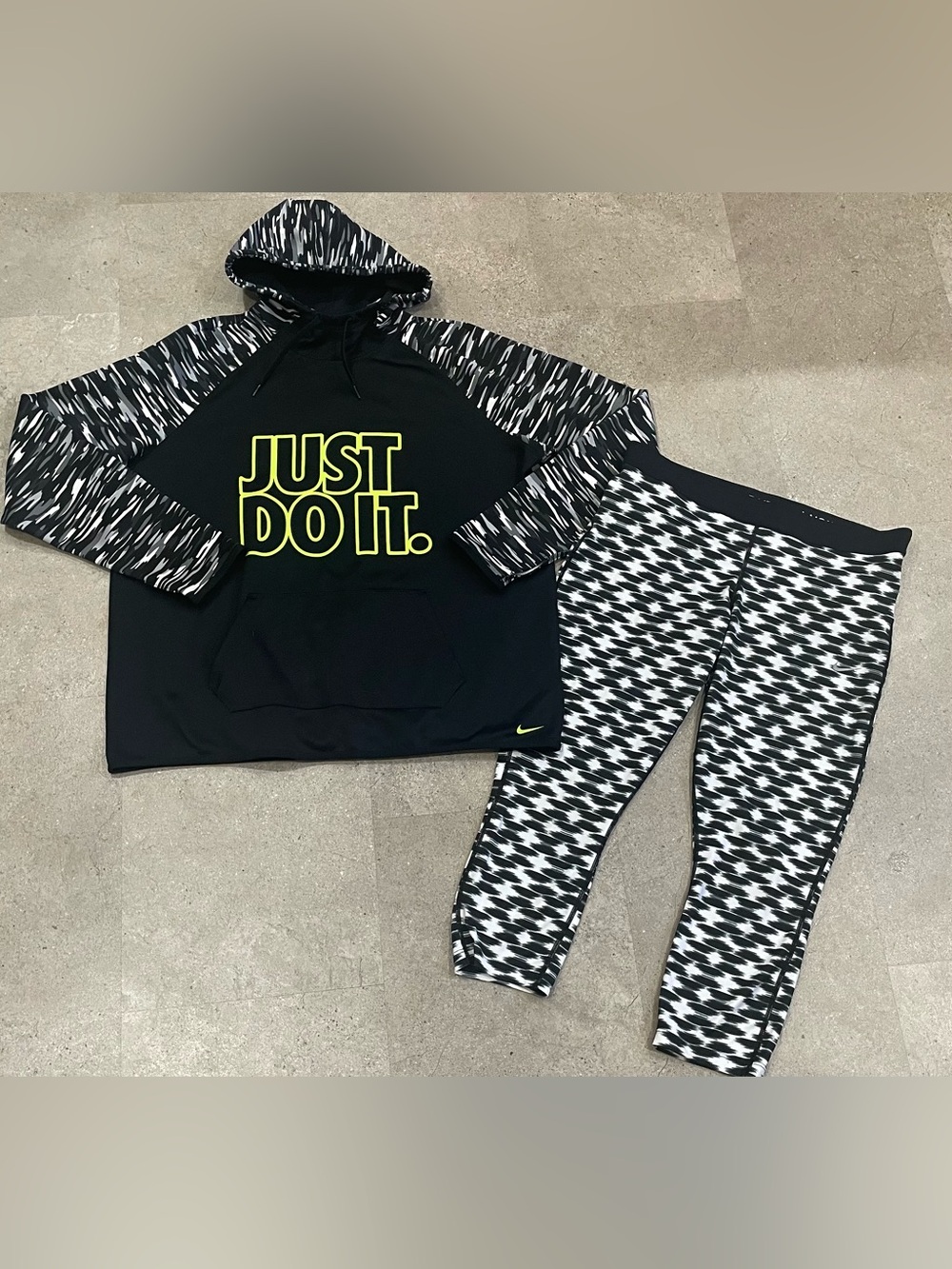 Women’s NIKE “Dri & Therma Fit” Hoodie Sweatshirt & Cropped Leggings, sz XL
